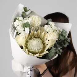 Стильный сборный букет белый